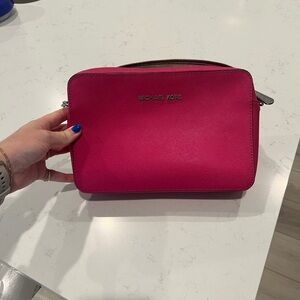 Leather Jet Set East West Crossbody-Pink